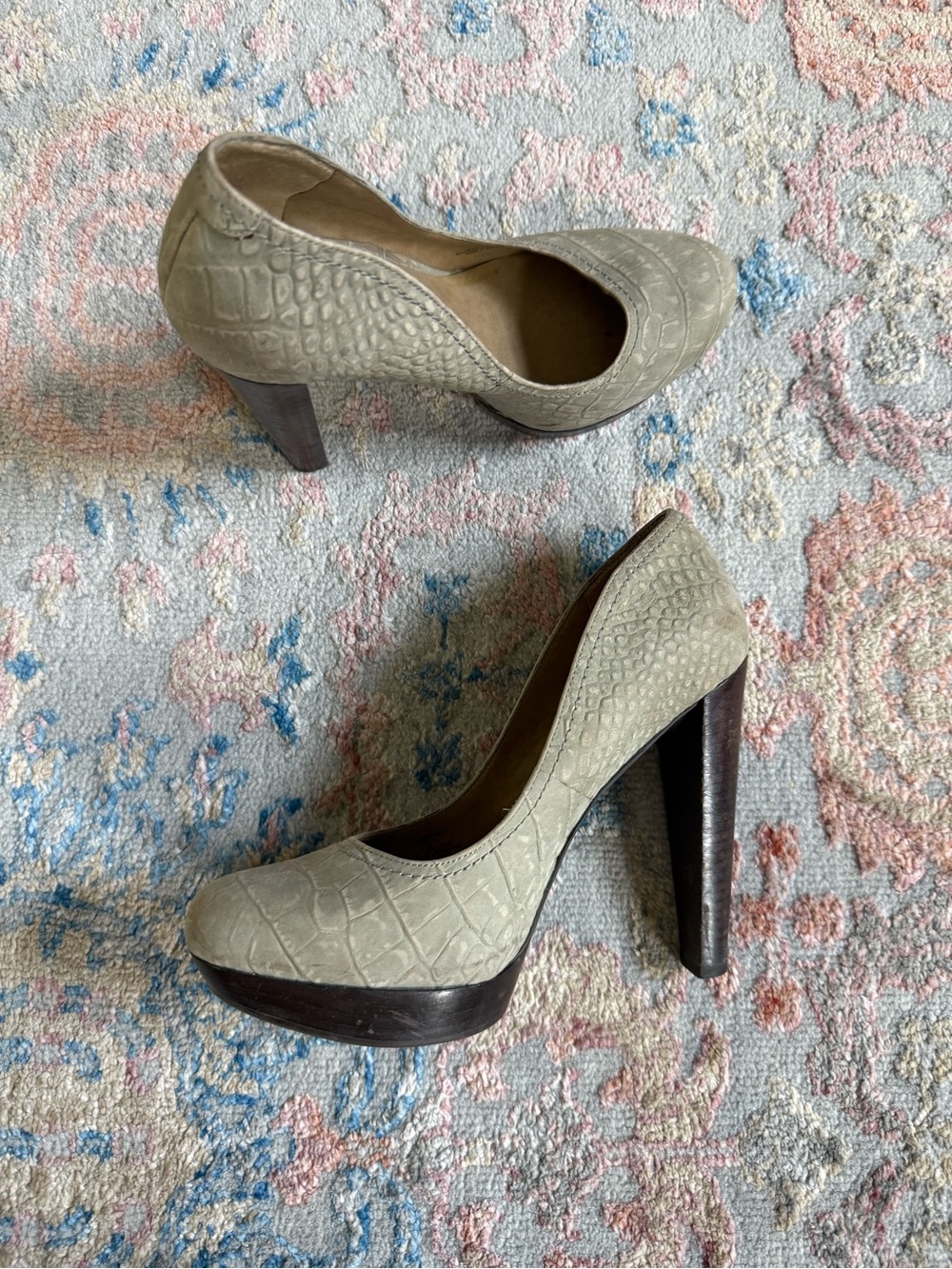 Jessica Simpson Women's Taupe Croc-Embossed Platform Pumps